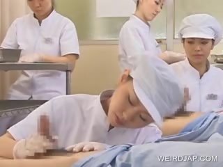 Japoniškas seselė slurping sperma iš apie geidulingas varpa