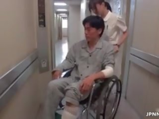 Beguiling asiatique infirmière va fou