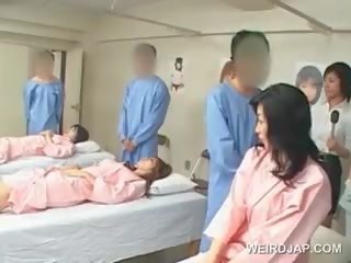 Aziatike brune dashnor goditjet me lesh pecker në the spital